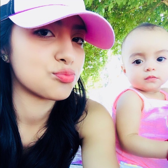 Meet your Posher, Anahi - Picture 1 of 1